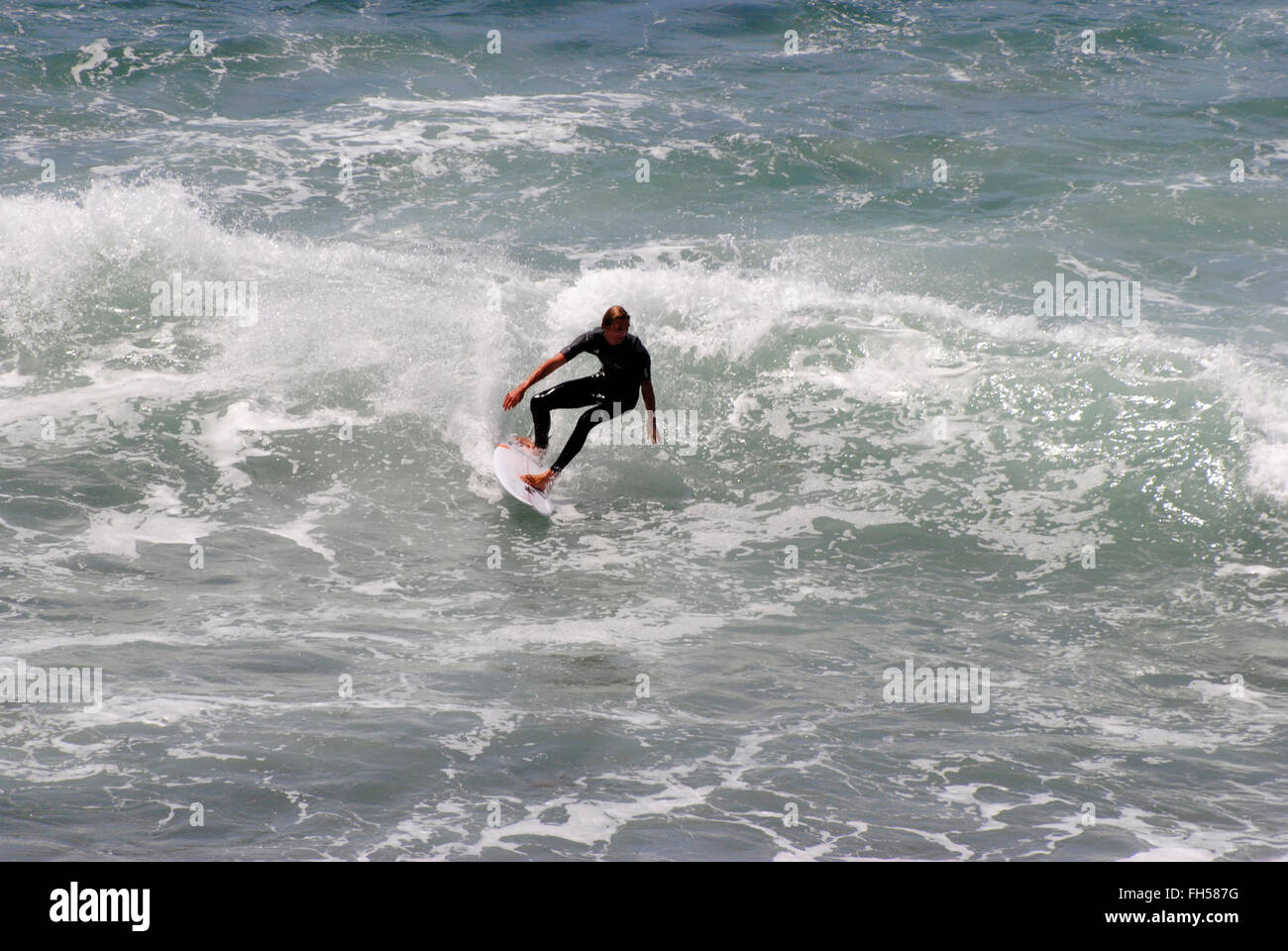 Ein Surfer an Bells Beach in Australien Stockfoto