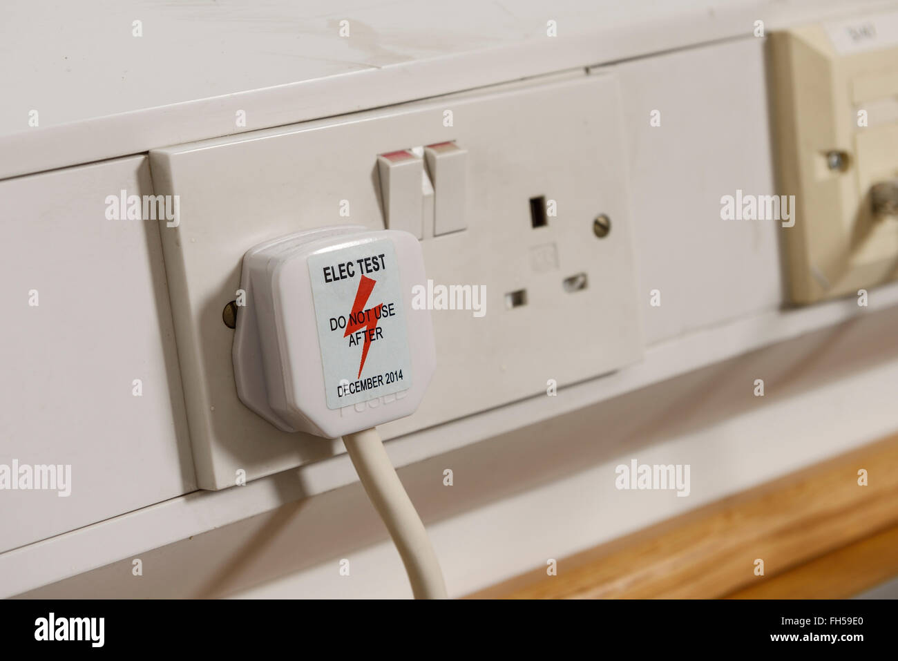 Elektrotest Aufkleber auf einem UK-Stecker und Buchse Stockfoto