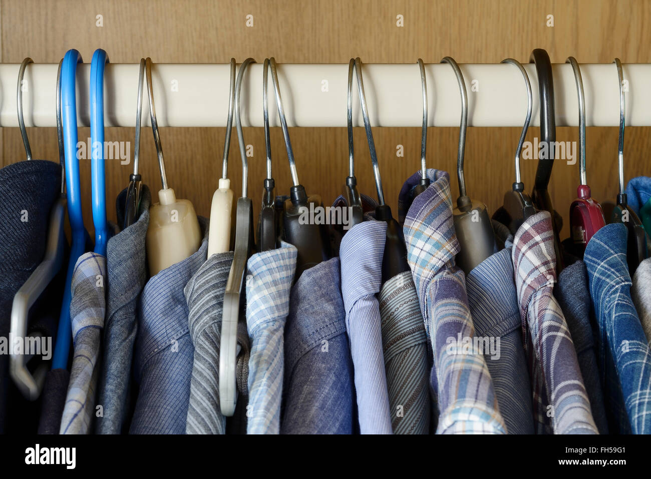 Blau gemusterten Hemden im Schrank Stockfoto