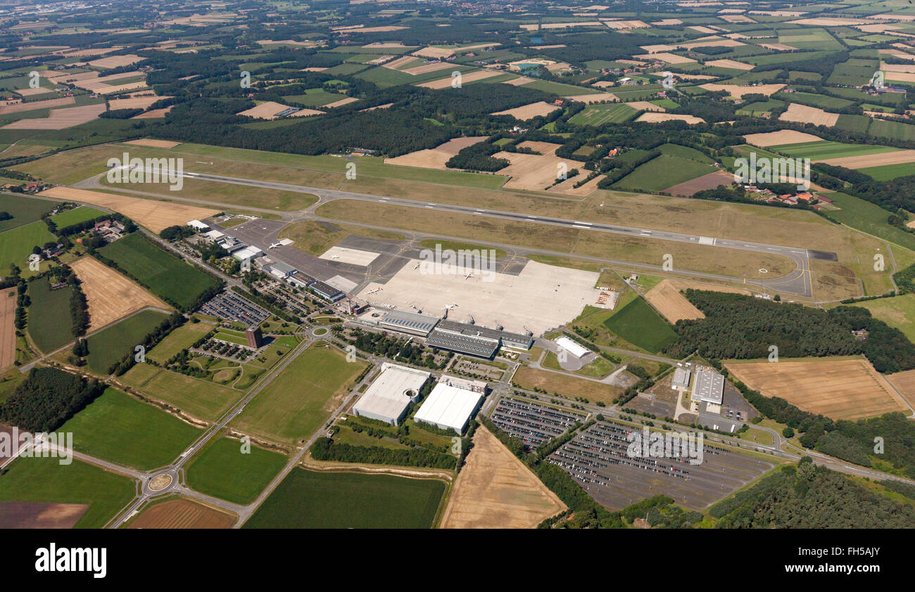 Luftbild, Flughafen Münster-Osnabrück, Start-und Landebahn, Startbahn, Parkhäuser, Parkplätze, voraus, internationaler Flughafen, Tourismus, Münster Stockfoto