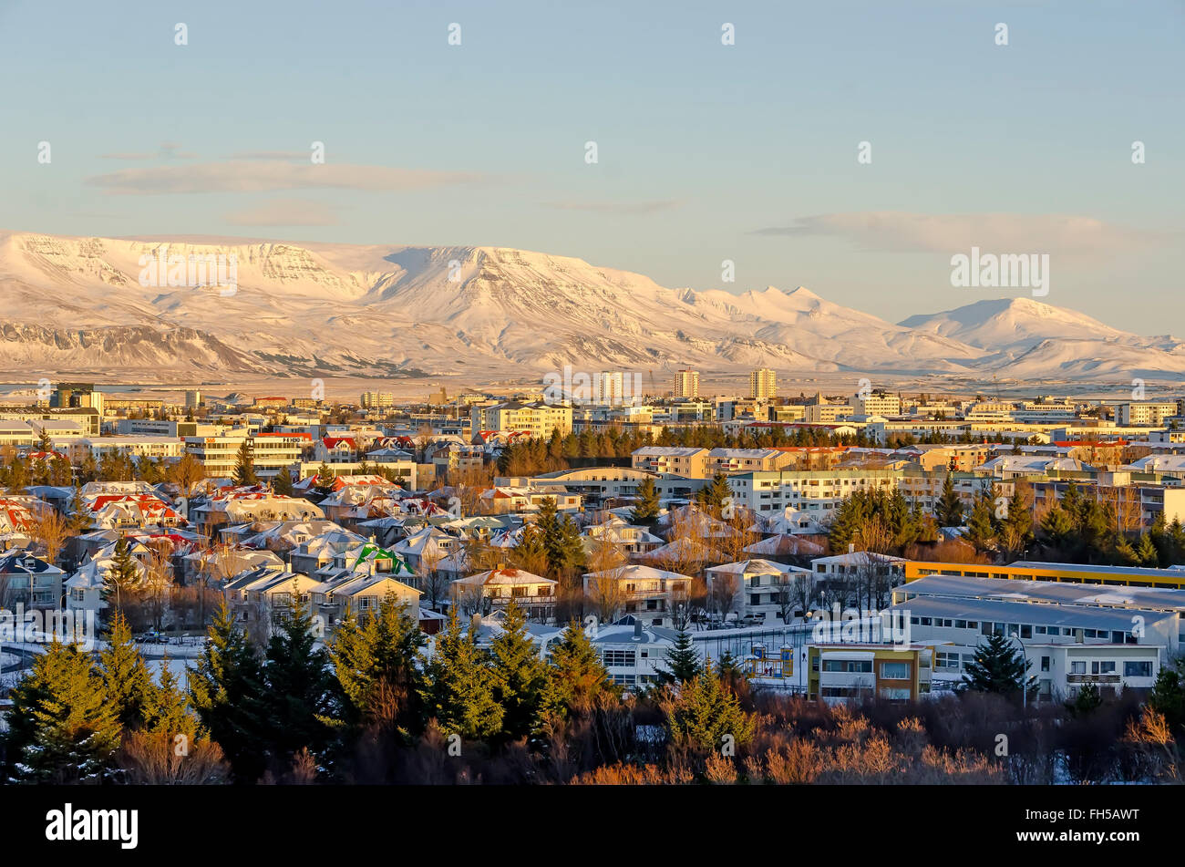 Sie blickte Skyline Stadtübersicht behütet Island Perlan (Pearl) entfernt. Stockfoto