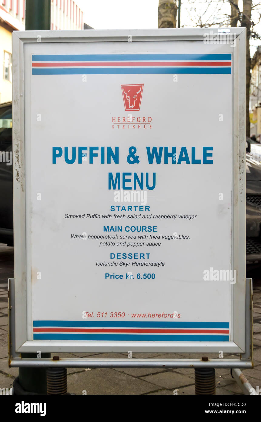 Menü Zeichen Werbung geraucht, Papageientaucher und Wal Steak Reykjavik Island. Stockfoto
