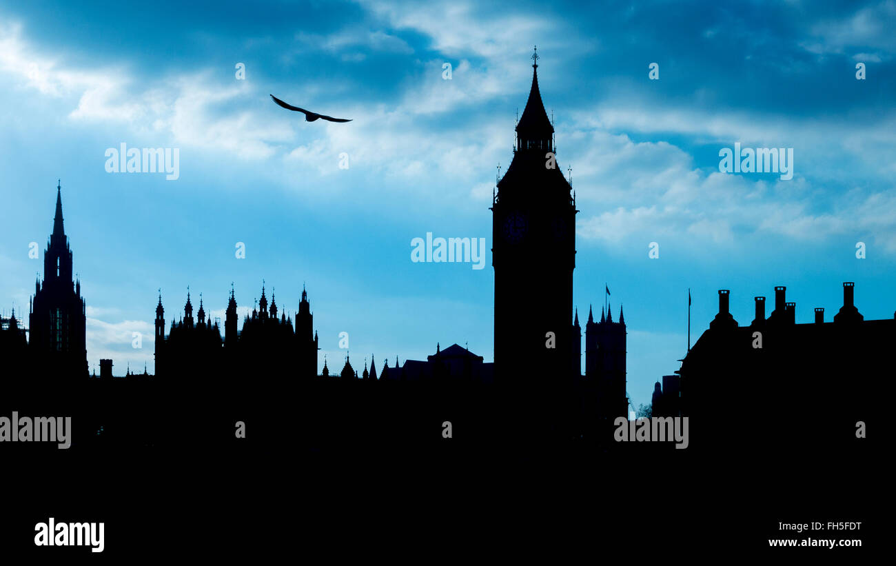 Silhouette der Houses of Parliament vor einem blauen bewölkten Himmel Stockfoto