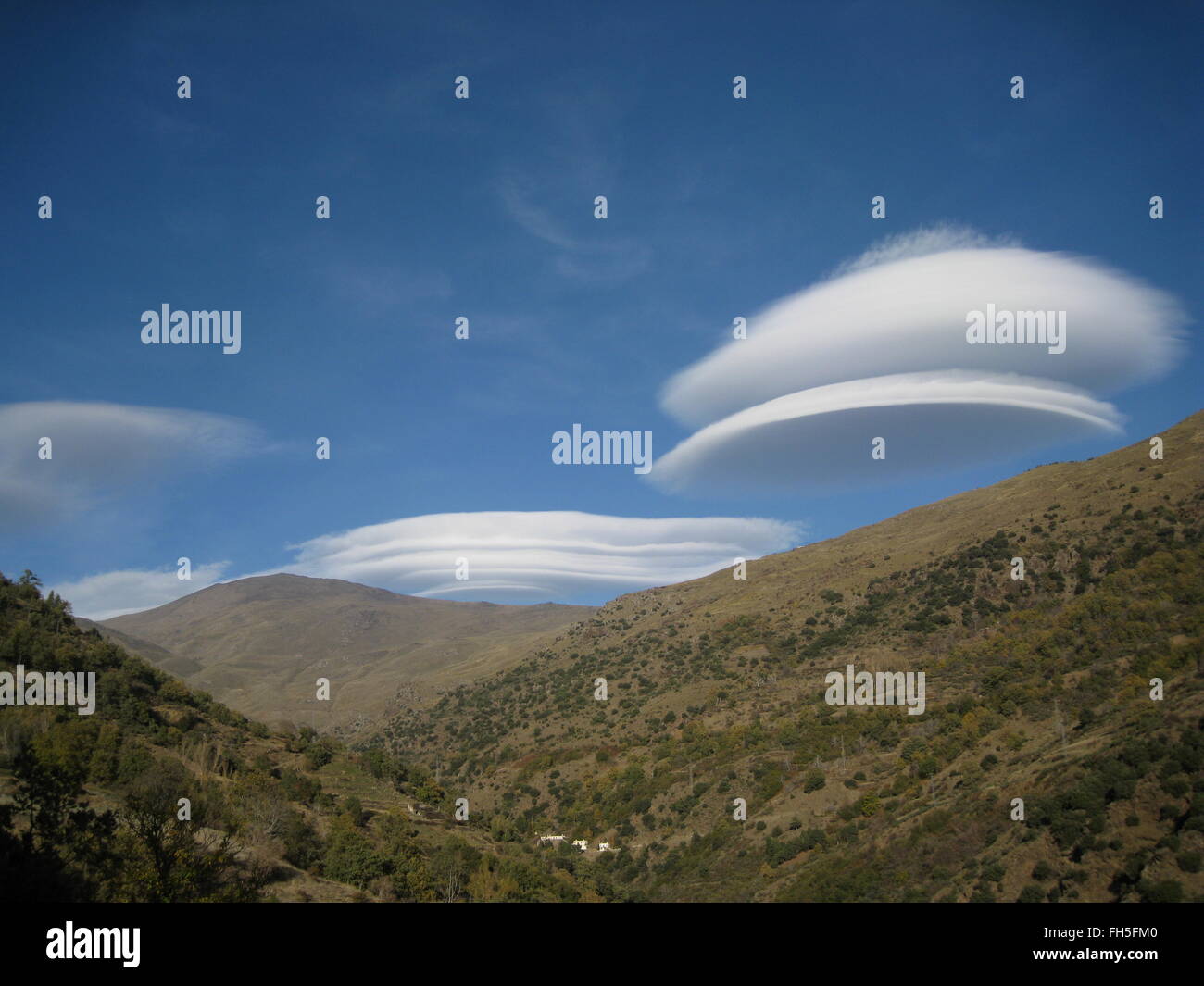 Linsenförmige Wolken Berge der Sierra Nevada, Spaniens Stockfoto