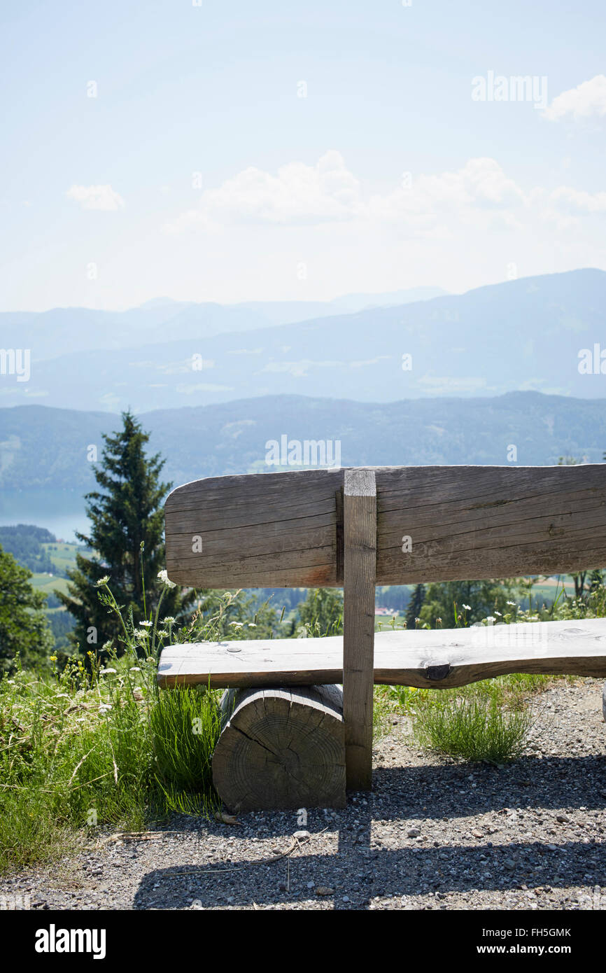 Sitzbank mit Blick auf See und Berge, Kärnten, Österreich Stockfoto