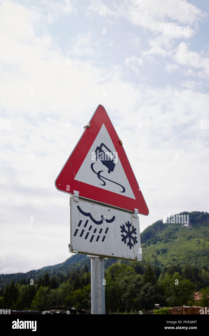 Rutschig bei nassen und eisigen Bedingungen Zeichen, Österreich Stockfoto