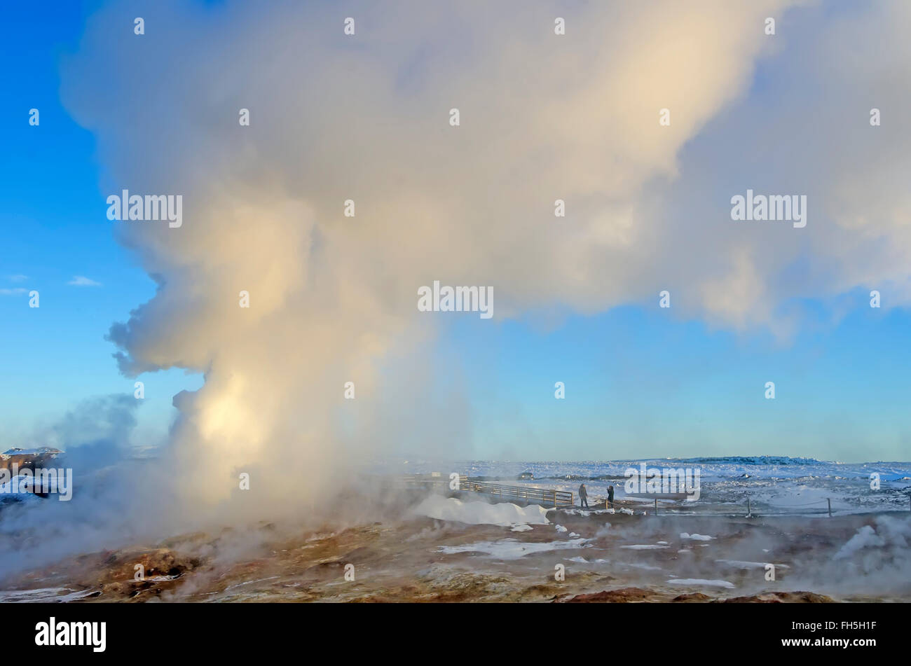 Gunnuhver Geothermie Bereich Menschen neben kochend heiße Quelle Dampf Wolke Halbinsel Reykjanes Island Stockfoto