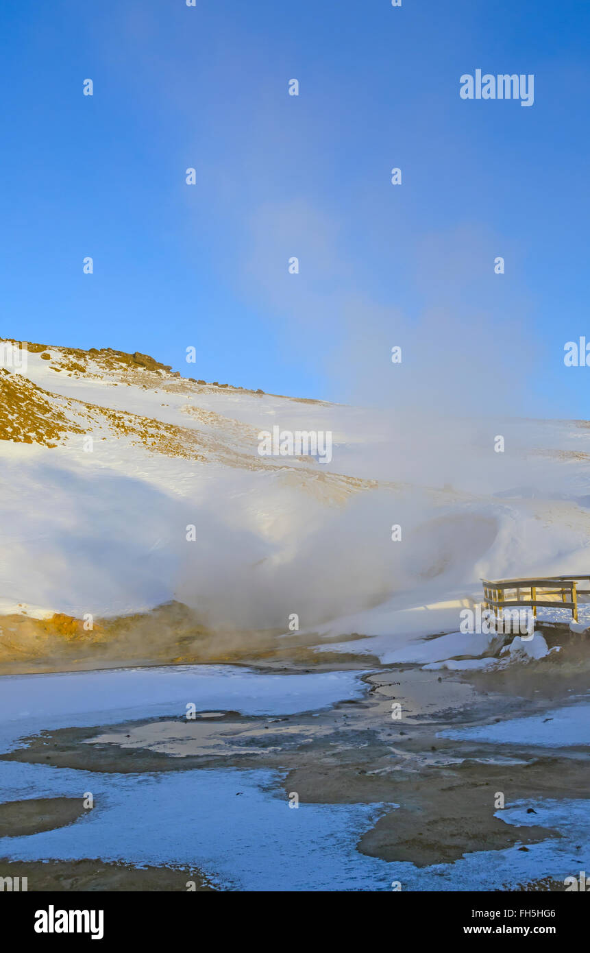 Krýsuvík geothermische Gebiet kochend heiß Frühling Dampf, Rauch Promenade Winter Halbinsel Reykjanes Island Stockfoto