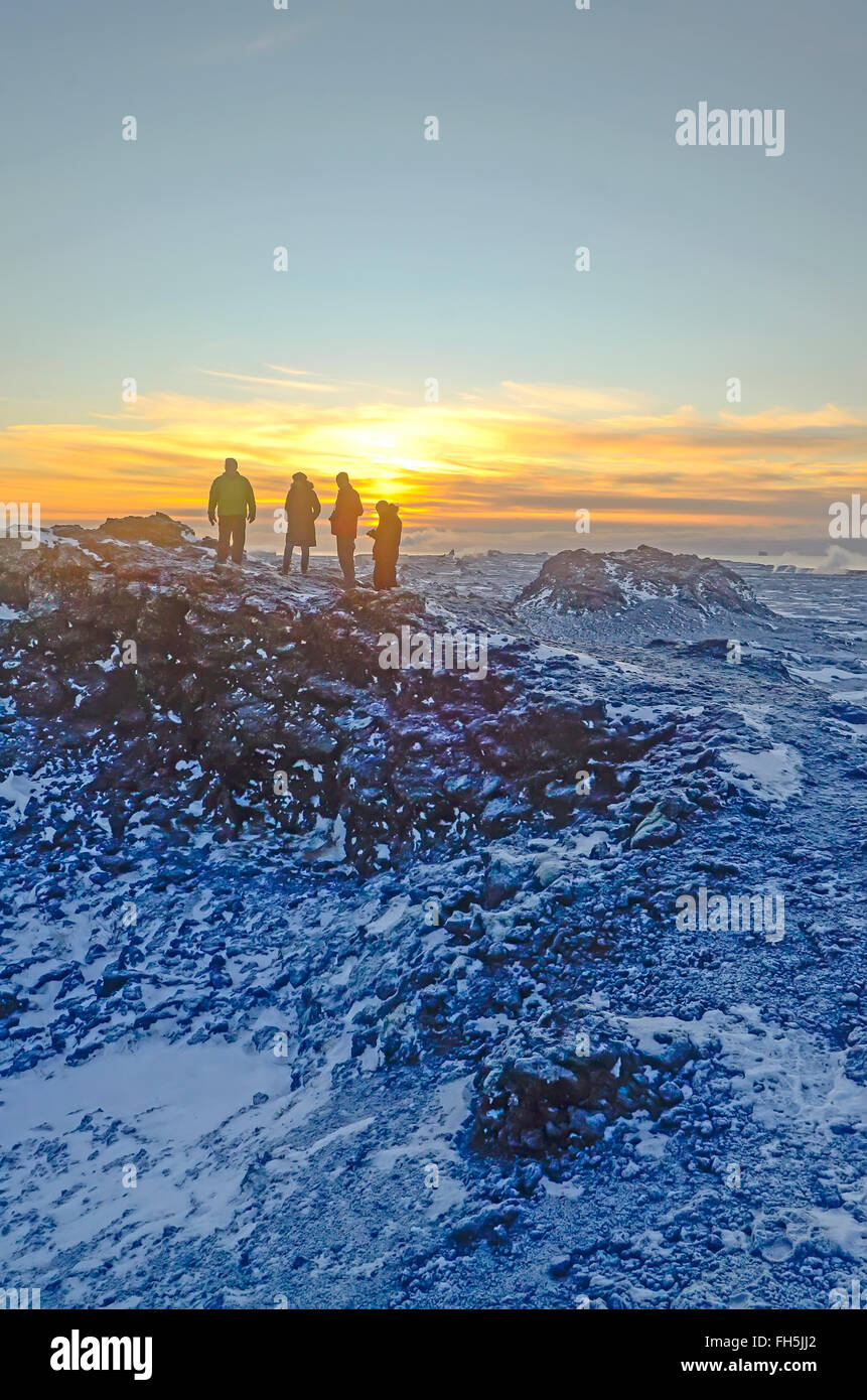 Touristd Sonnenuntergang Silhouette Silhouetten auf Krater des kleinen Vulkan ReykjanesPeninsula Island Stockfoto