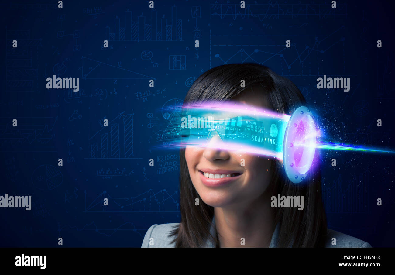 Frau von der Zukunft mit High-Tech-Smartphone Brille Stockfoto