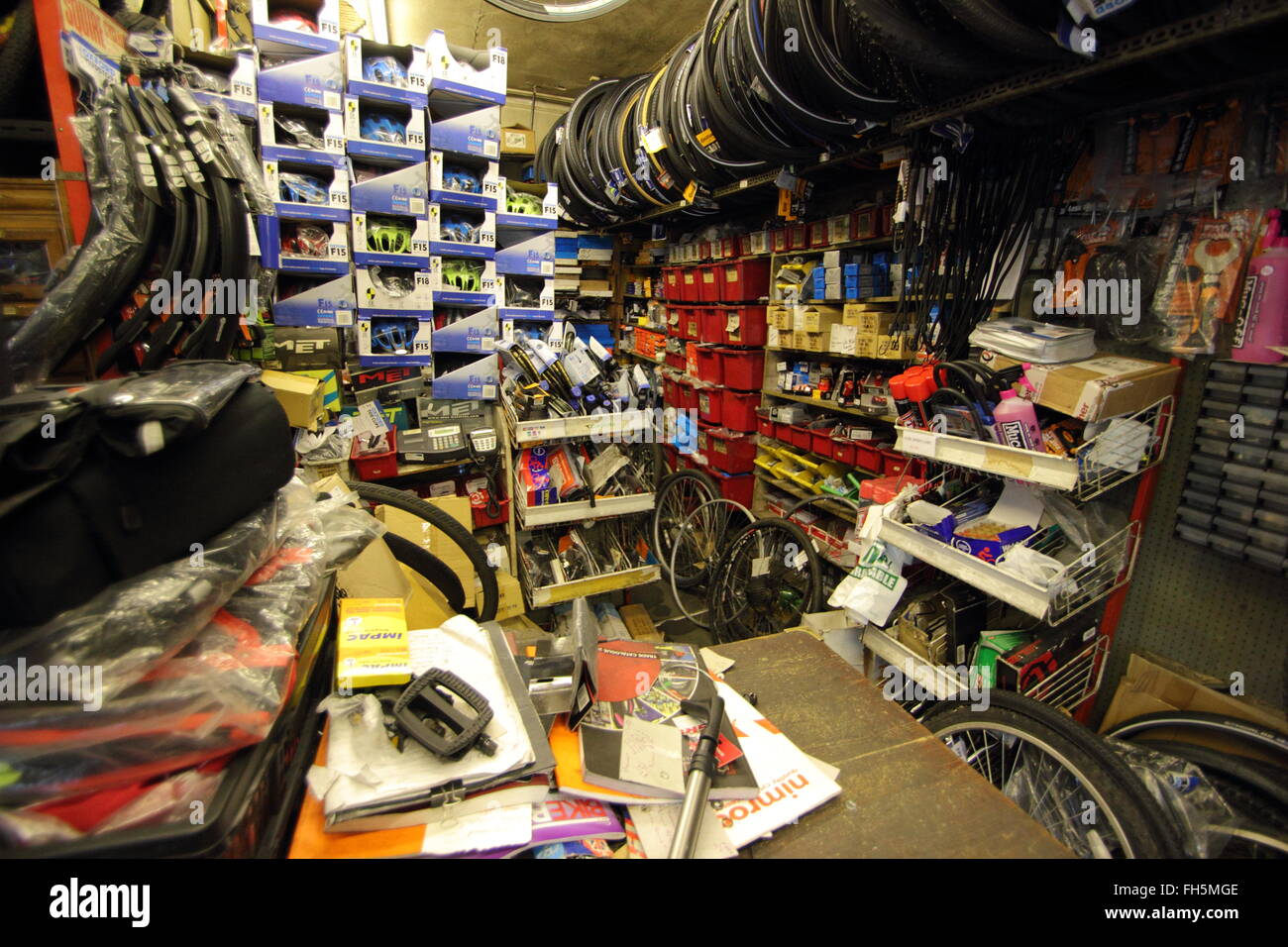 Inside A E Butterworth unabhängige Fahrradladen in Abbeydale, Sheffield England UK - 2016 Stockfoto