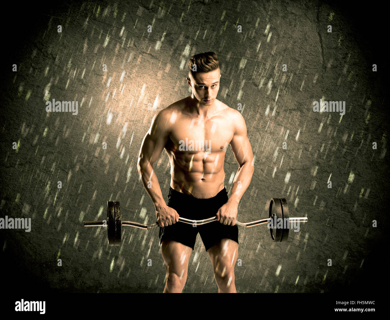 Fitness-Typ mit Gewicht zeigt Muskeln Stockfoto