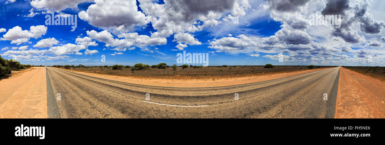 breites Panorama der leeren Eyre Highway in Nullarbor Plain of South Australia an einem sonnigen Sommertag. Stockfoto