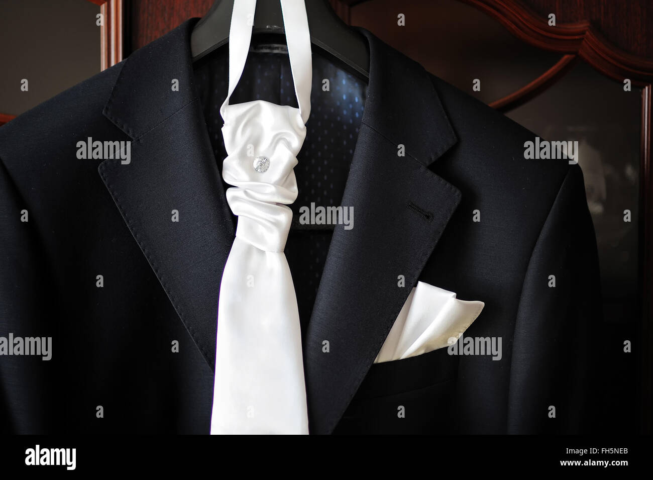 Bräutigam Anzug und weiße Krawatte auf einem Kleiderbügel Stockfoto