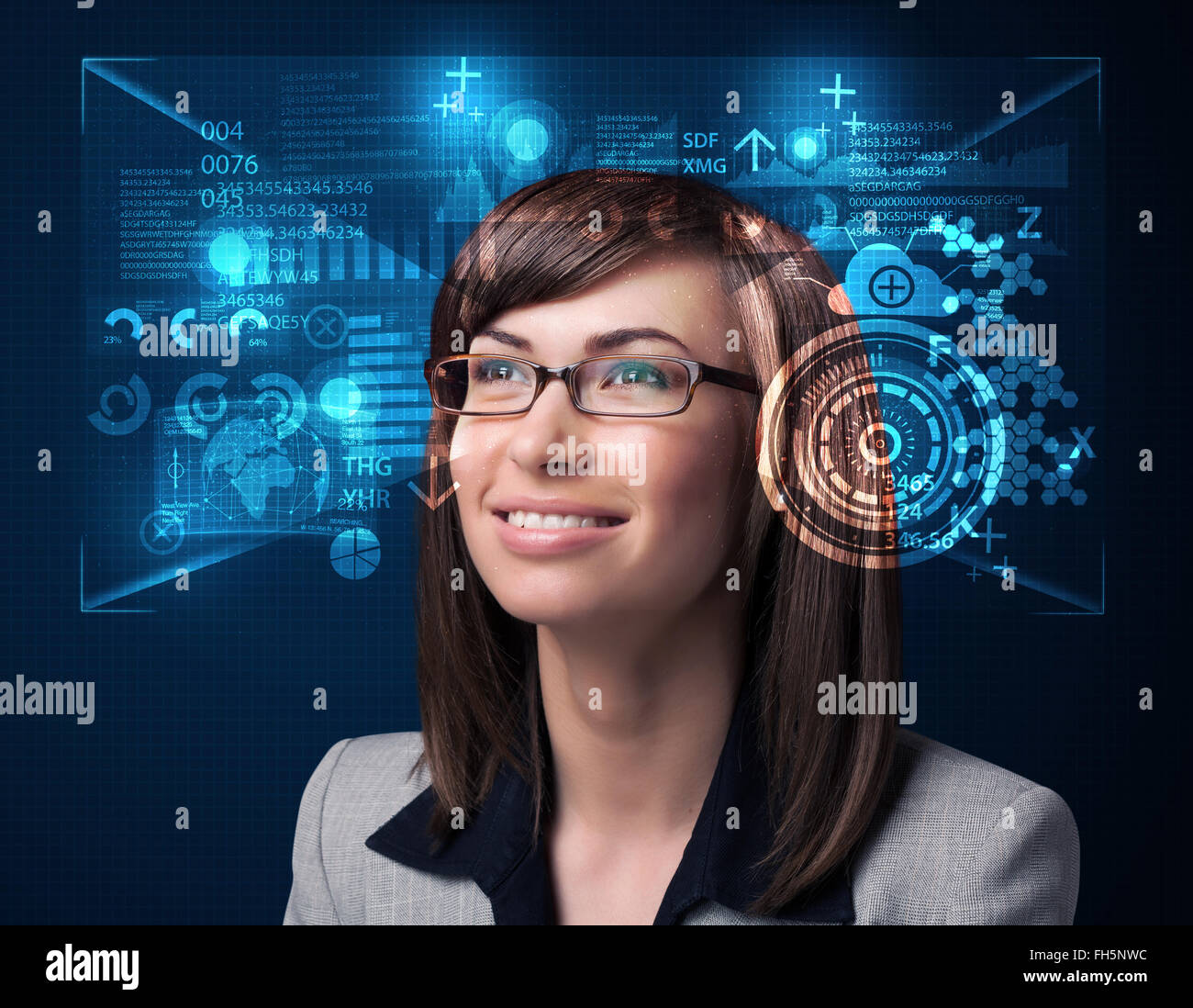 Junge Frau mit futuristischen High-Tech Datenbrille Stockfoto