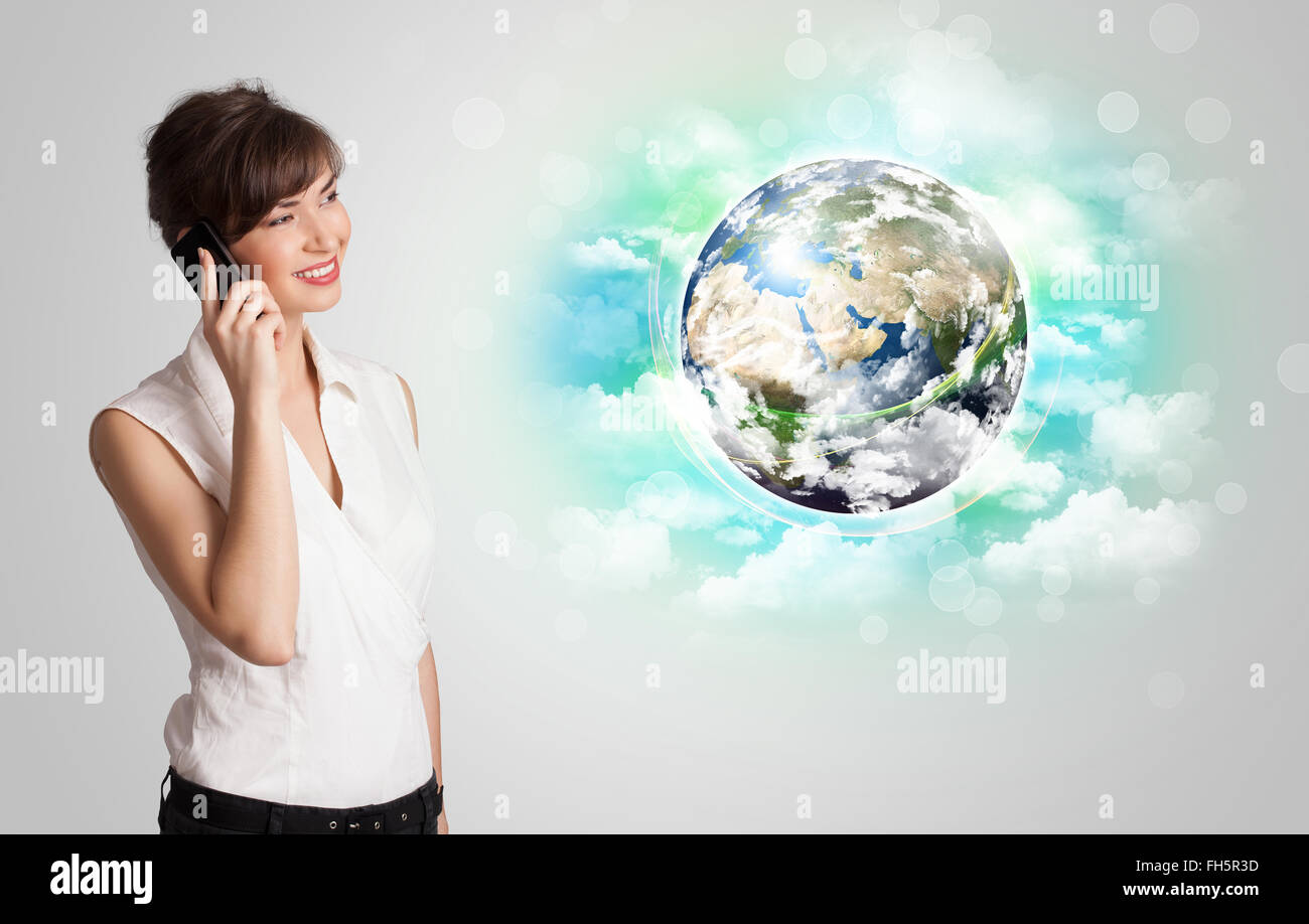 Junge Frau mit Erde und Cloud-Konzept Stockfoto