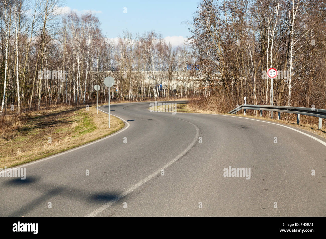 Straße mit einem "Kurve und Tempolimit Schild Stockfoto