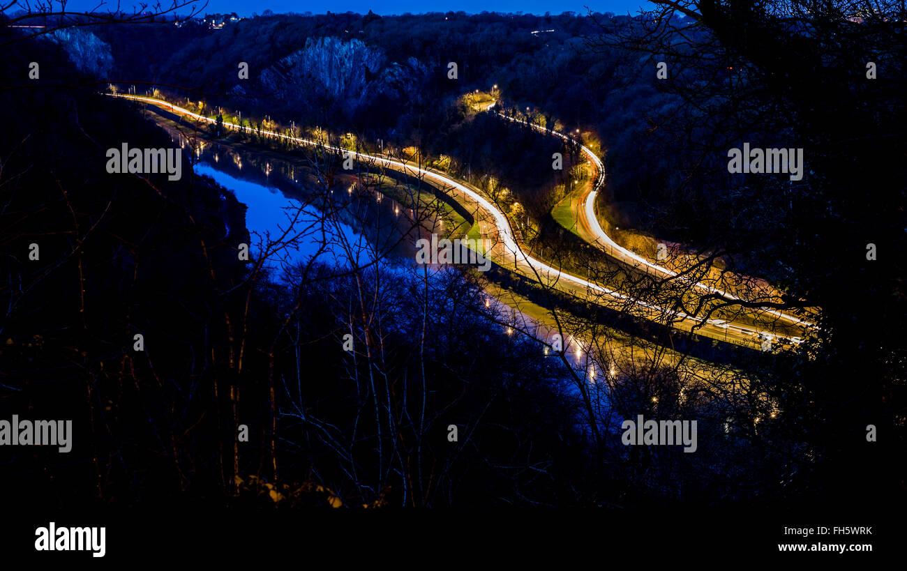 Die Avon-Schlucht in Bristol UK mit dem Fluss Avon und Lichter der Verkehr auf der belebten A4 und Brücke Valley Road Stockfoto