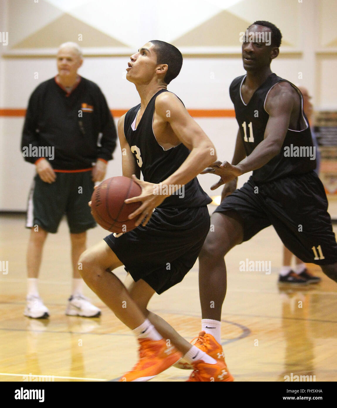 Zephyrhills, Florida, USA. 23. Februar 2016. BRENDAN FITTERER | Times.Zephyrhills High's Jeremy Oppenheimer (3) fährt für einen Korb beim Training Dienstag Nachmittag (23.02.16). © Brendan Fitterer/Tampa Bay Times / ZUMA Draht/Alamy Live News Stockfoto