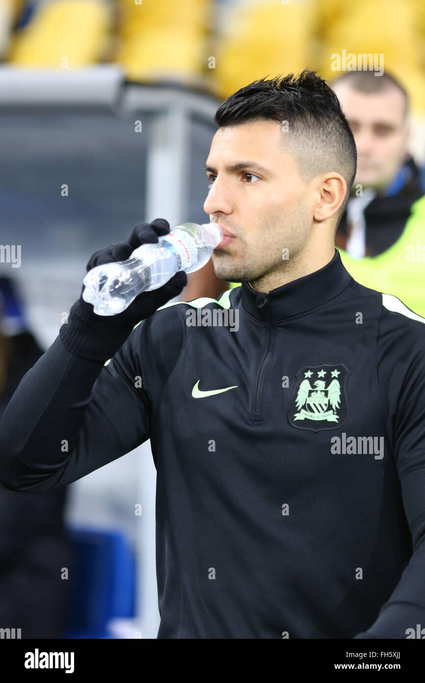 Kiew, Ukraine. 23. Februar 2016: Sergio Agüero von Manchester City FC trinkt Wasser während der Trainingseinheit im NSC Olimpiyskyi Stadium in Kiew. Manchester City wird am 24. Februar 2016 zu Dynamo Kiew in der UEFA Champions League Runde 16 Fußballspiels stellen. Oleksandr Prykhodko/Alamy Live-Nachrichten Stockfoto