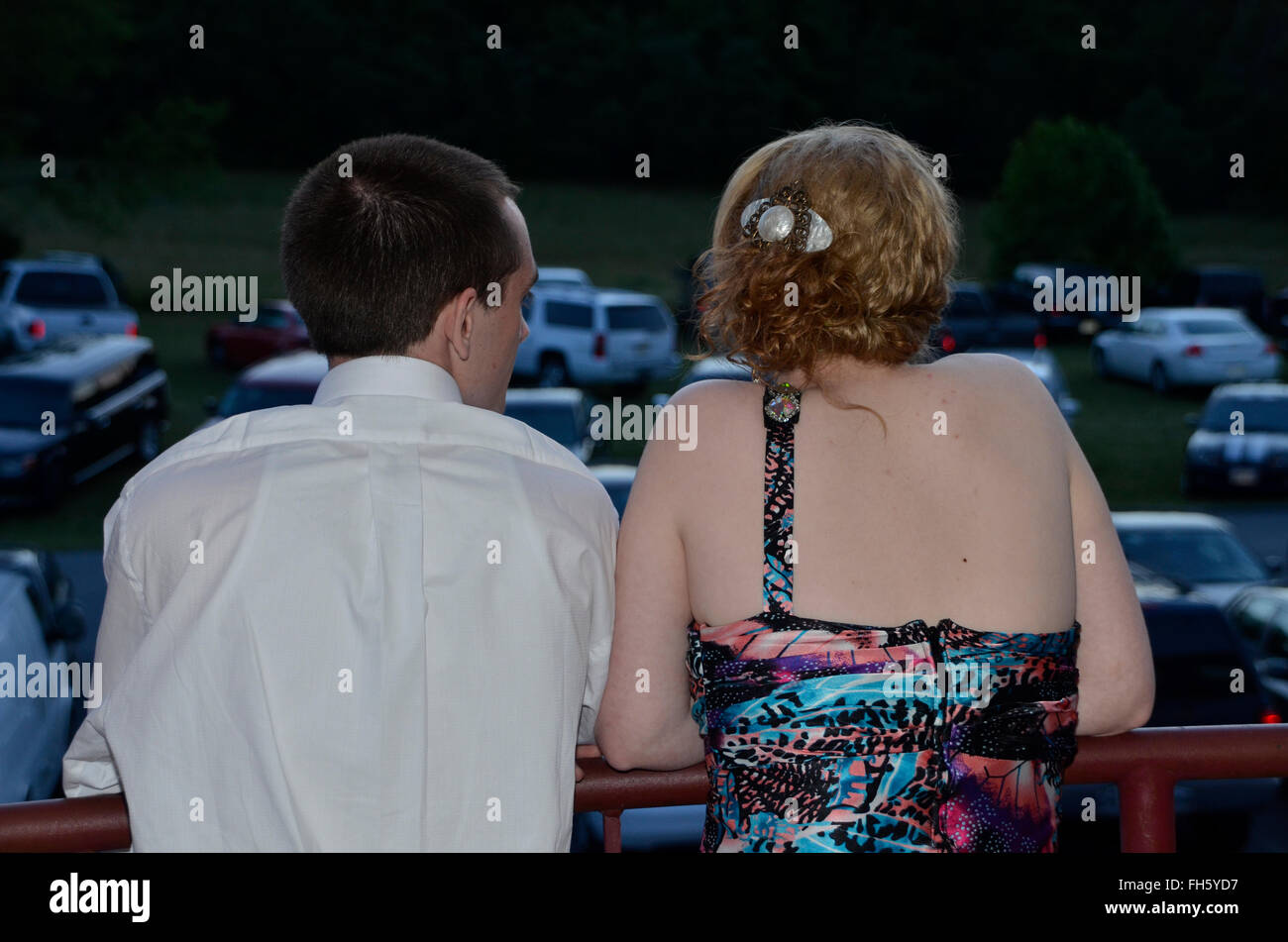paar, Blick auf den Horizont auf ihre High-School-Abschlussball in Dünkirchen, Maryland Stockfoto