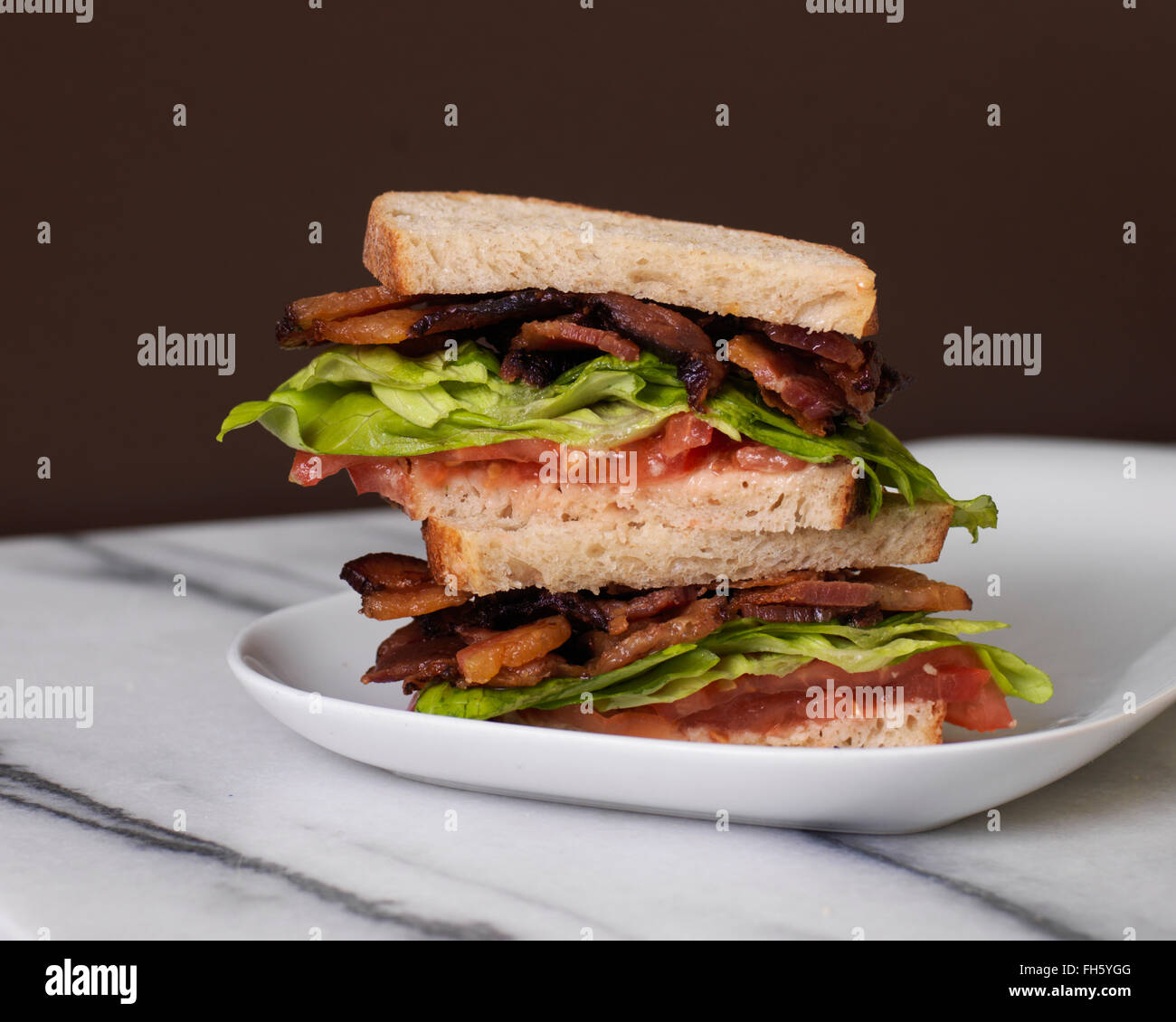 BLT-Sandwich auf Platte Stockfoto
