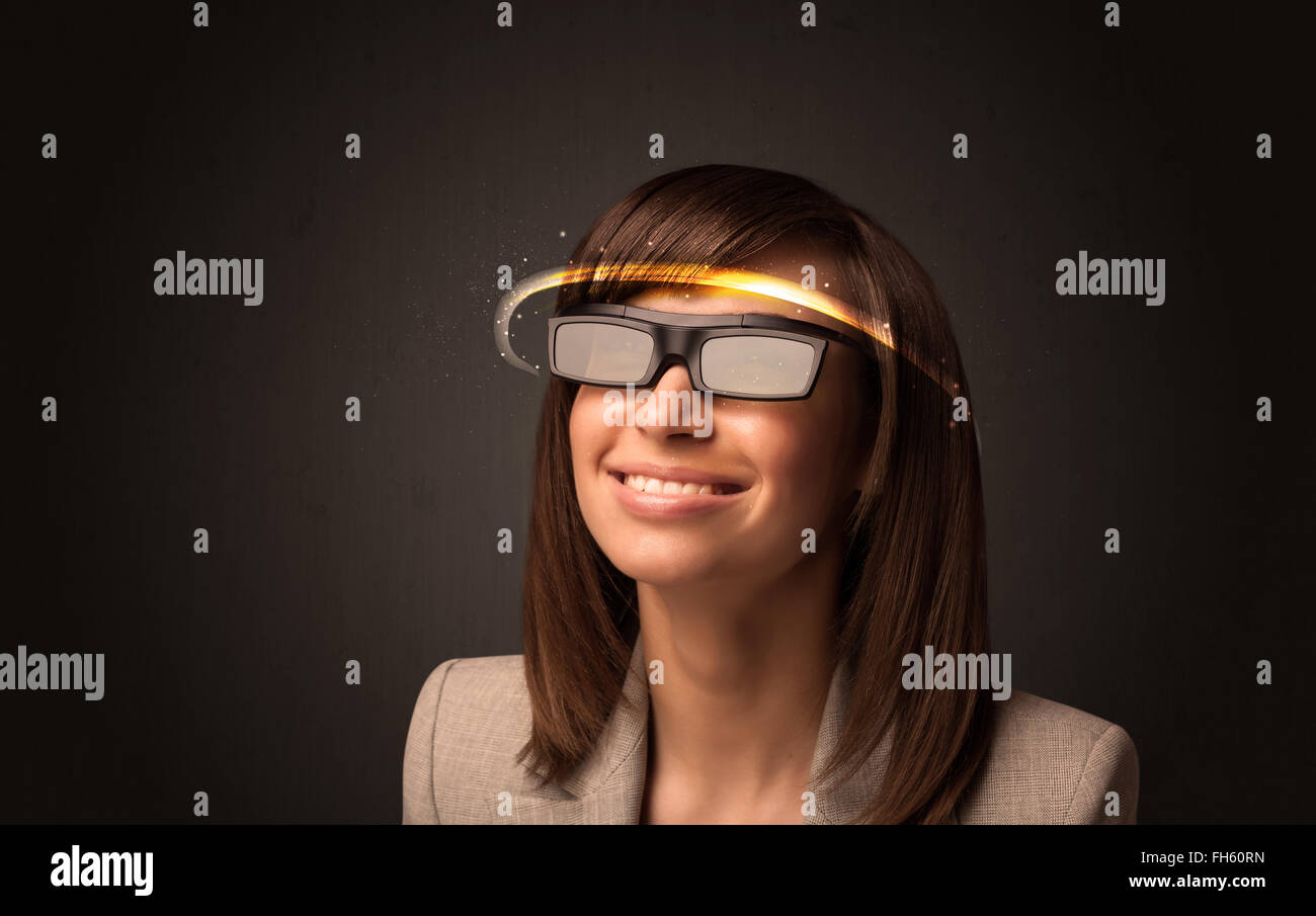 Hübsche Frau mit futuristischen High-Tech-Gläser Stockfoto