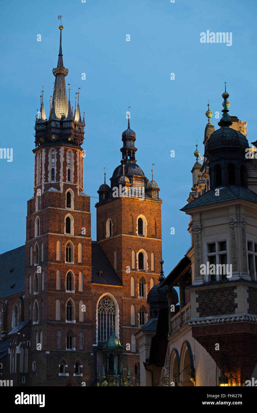 Nahaufnahme der Kirche der Heiligen Jungfrau Maria und Tuchhalle, Hauptmarkt, Krakau, Polen. Stockfoto