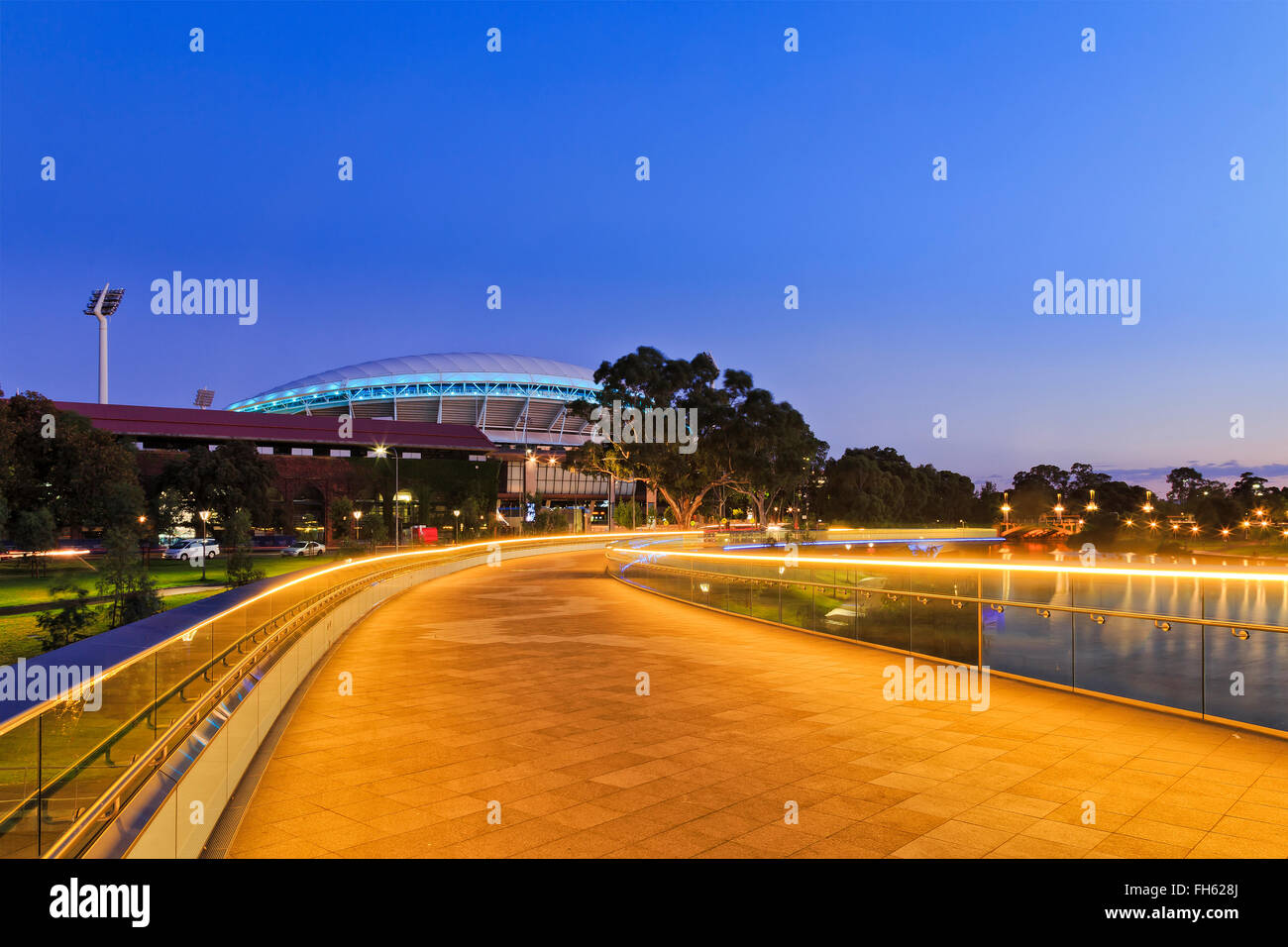 Breite der moderne Fußgängerbrücke über Torrens River in Adelaide, South Australia. Helle Beleuchtung Licht reflektieren in ruhigen Gewässern Stockfoto