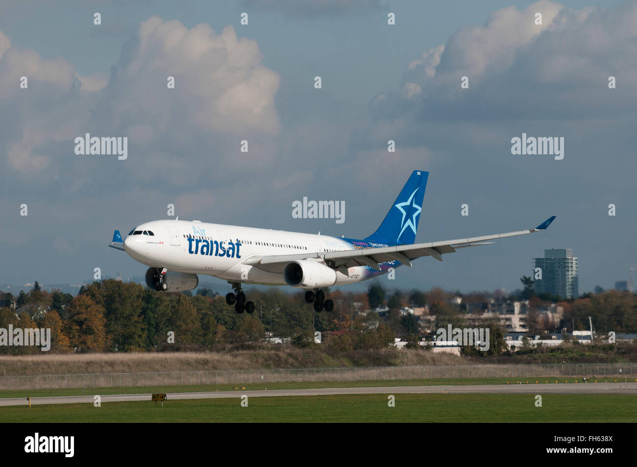 Transat Airbus A330-200 Landung Ansatz am YVR Vancouver International Airport Stockfoto