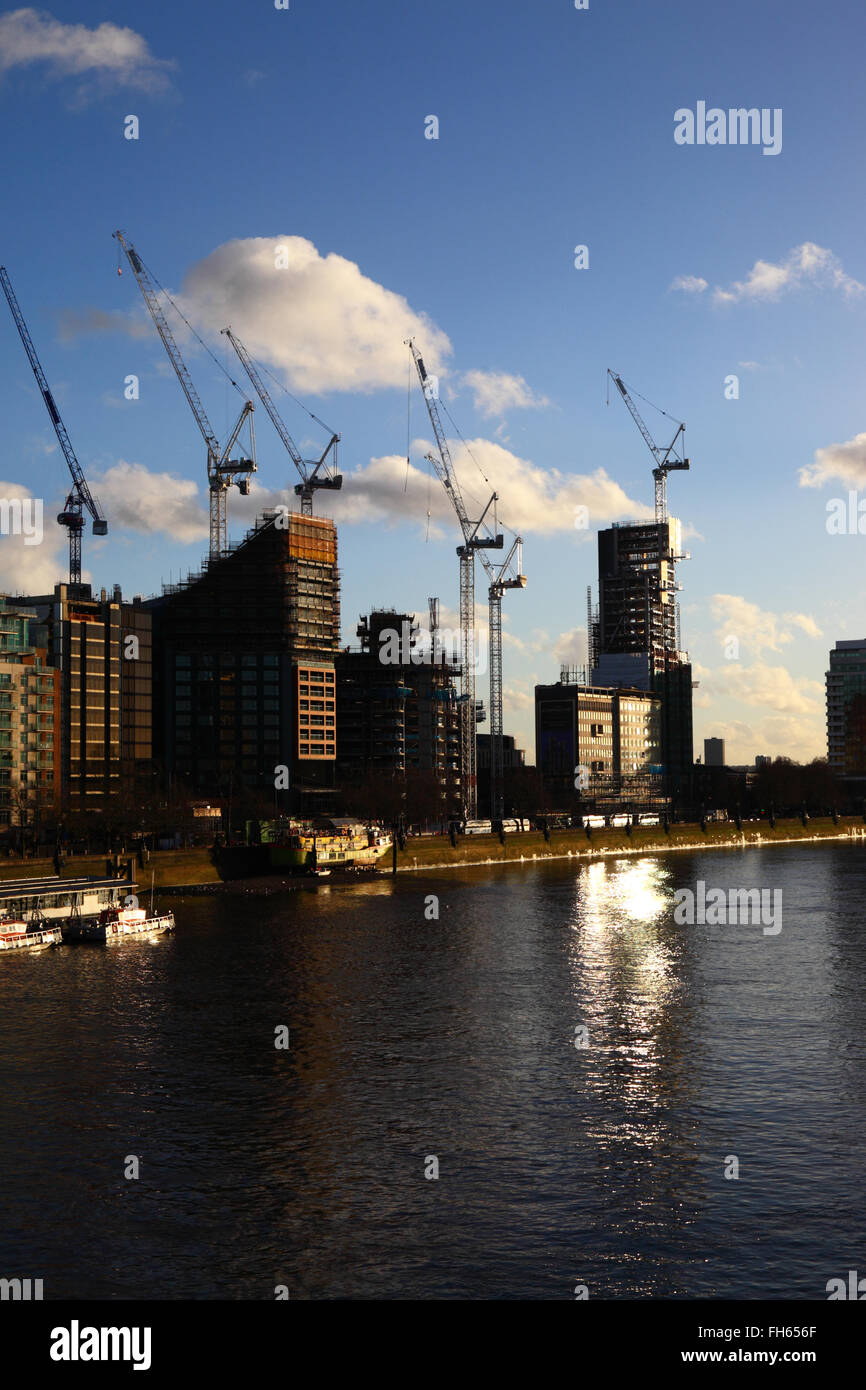 Baustellen und Kräne auf Albert Embankment neben Fluß Themse, gesehen von der Lambeth Bridge, London, England UK Stockfoto