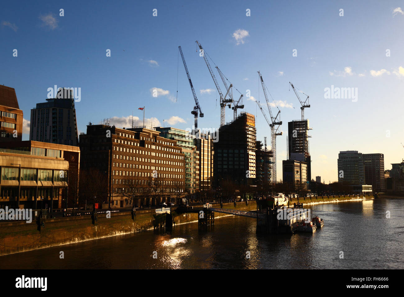 Baustellen und Kräne auf Albert Embankment neben Fluß Themse, gesehen von der Lambeth Bridge, London, England UK Stockfoto