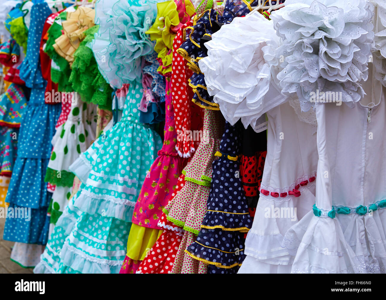 Zigeuner Kleider hängen in einer Reihe in einem andalusischen Spanien outdoor-Markt Stockfoto