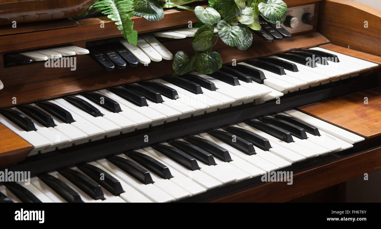 Hölzerne elektronische Klaviertastaturen Nahaufnahme selektiven Fokus Stockfoto