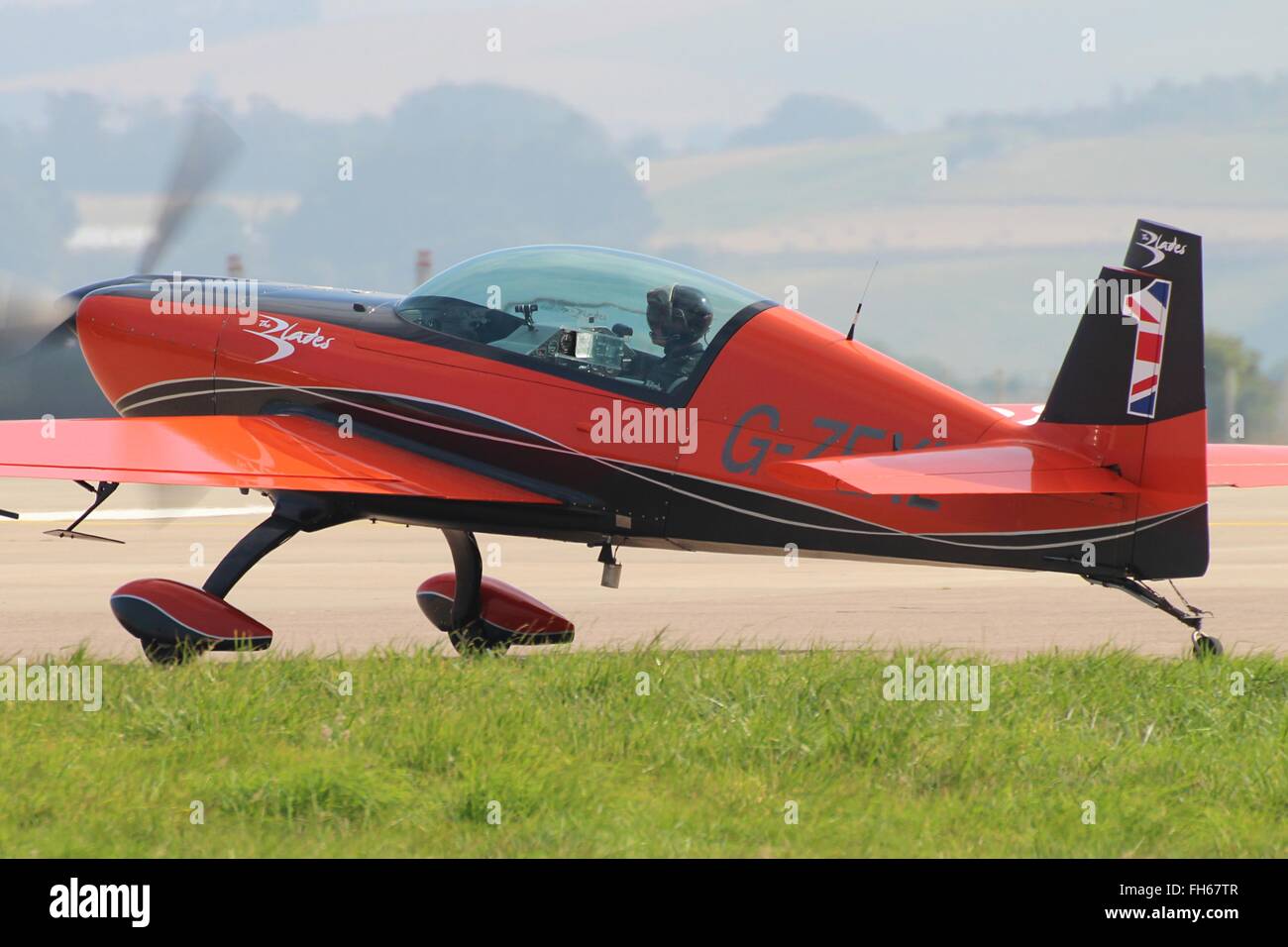 G-ZEXL, Extra EA - 300L die klingen aerobatic Team, Taxis, für die Anzeige auf der RAF Leuchars Airshow im Jahr 2013 anzeigen Stockfoto