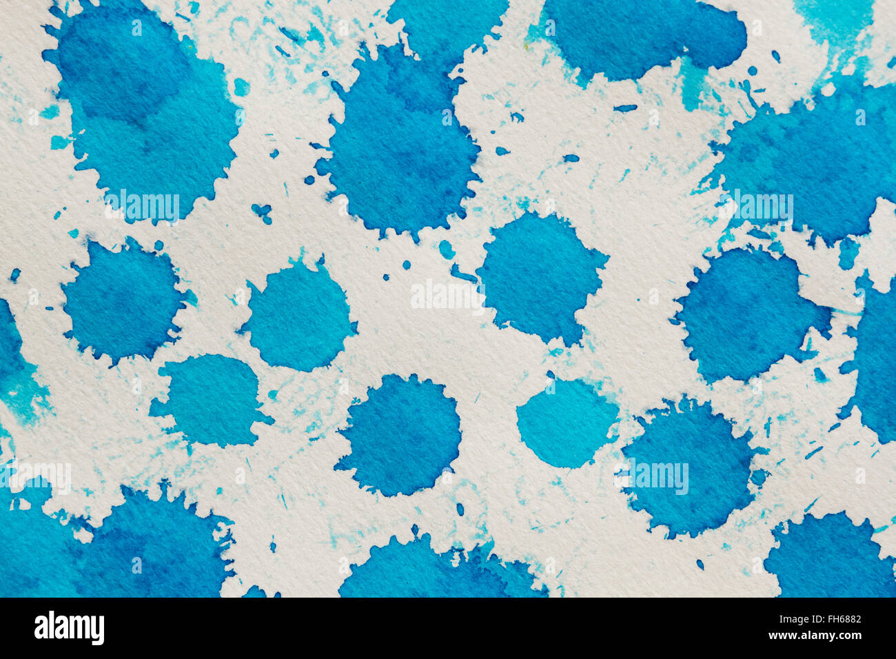 Aquarell Blau abstrakt mit Tinte Flecken auf weissem grobkörniges Papier. Als Textur oder Hintergrund verwenden. Design Element. Stockfoto