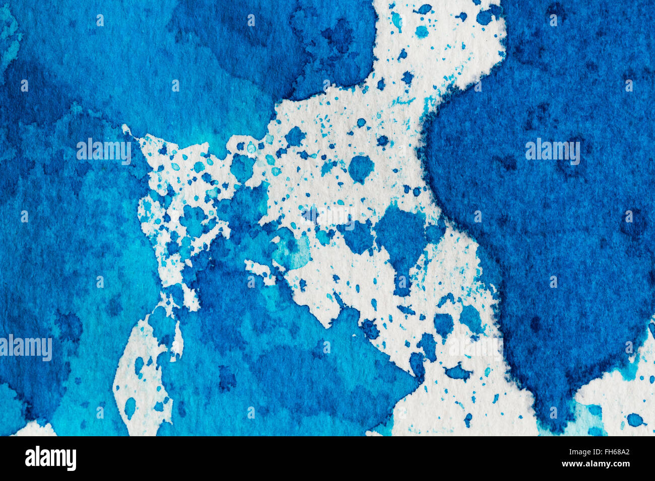 Aquarell Blau abstrakt mit Tinte Flecken auf weissem grobkörniges Papier. Als Textur oder Hintergrund verwenden. Design Element. Stockfoto