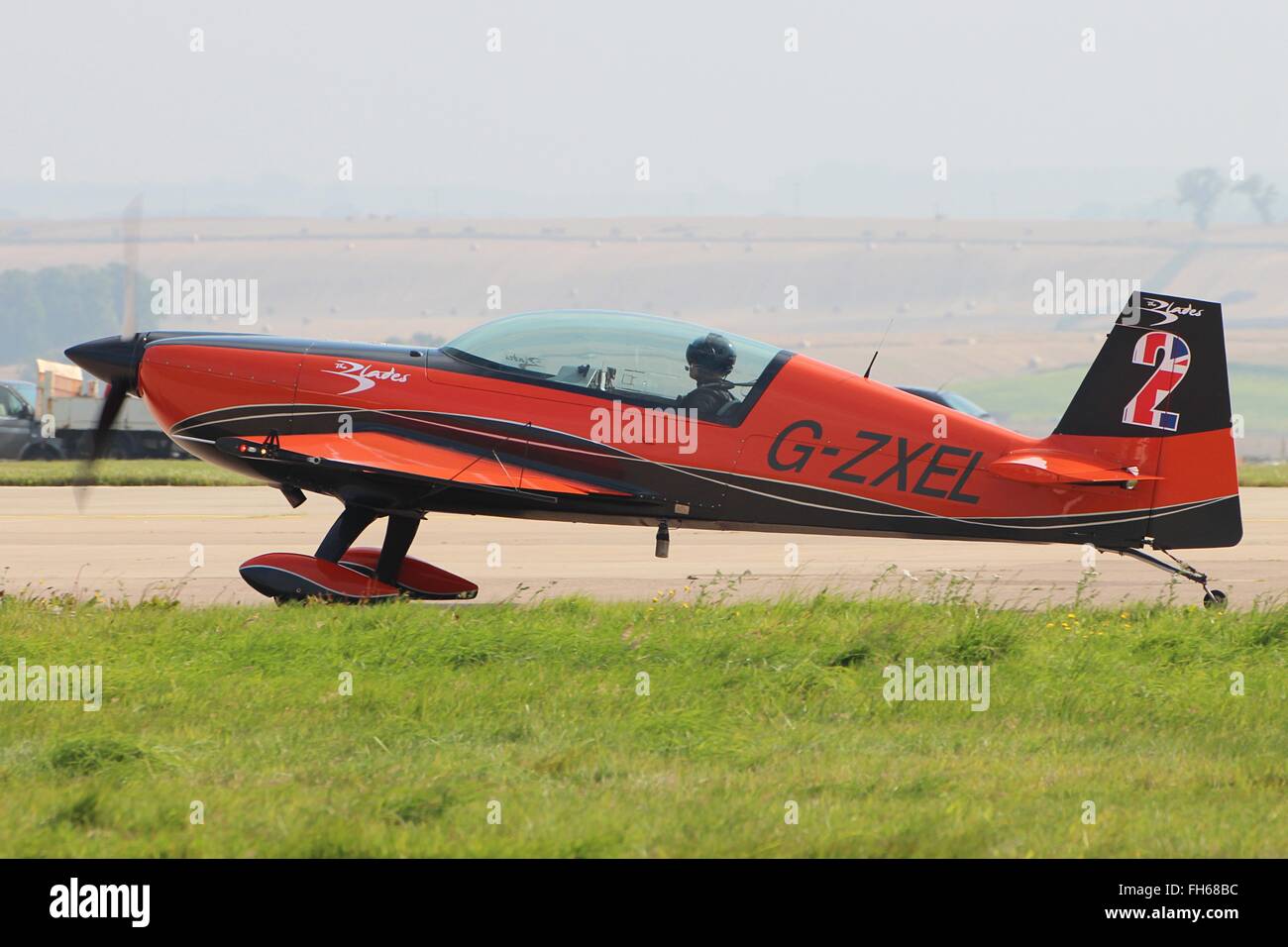 G-ZXEL, Extra EA - 300L die klingen aerobatic Team, Taxis, für die Anzeige auf der RAF Leuchars Airshow im Jahr 2013 anzeigen Stockfoto