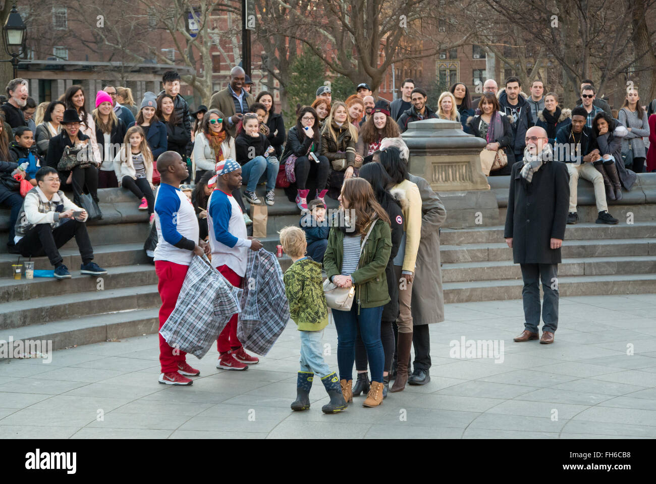 Menschenmenge unterhalten von Straßenkünstlern in Washington Square Park, New York Stockfoto