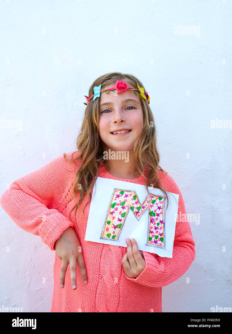 Blonde junge Mädchen bemalt M Brief Finger auch taub alphabet Stockfoto