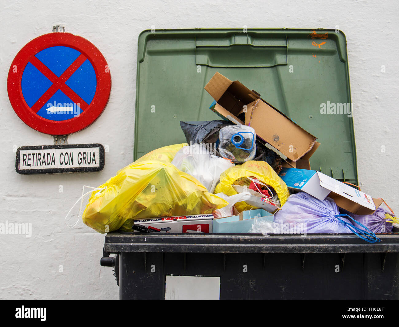 Überlaufende Abfalleimer Mülltonne Stockfoto