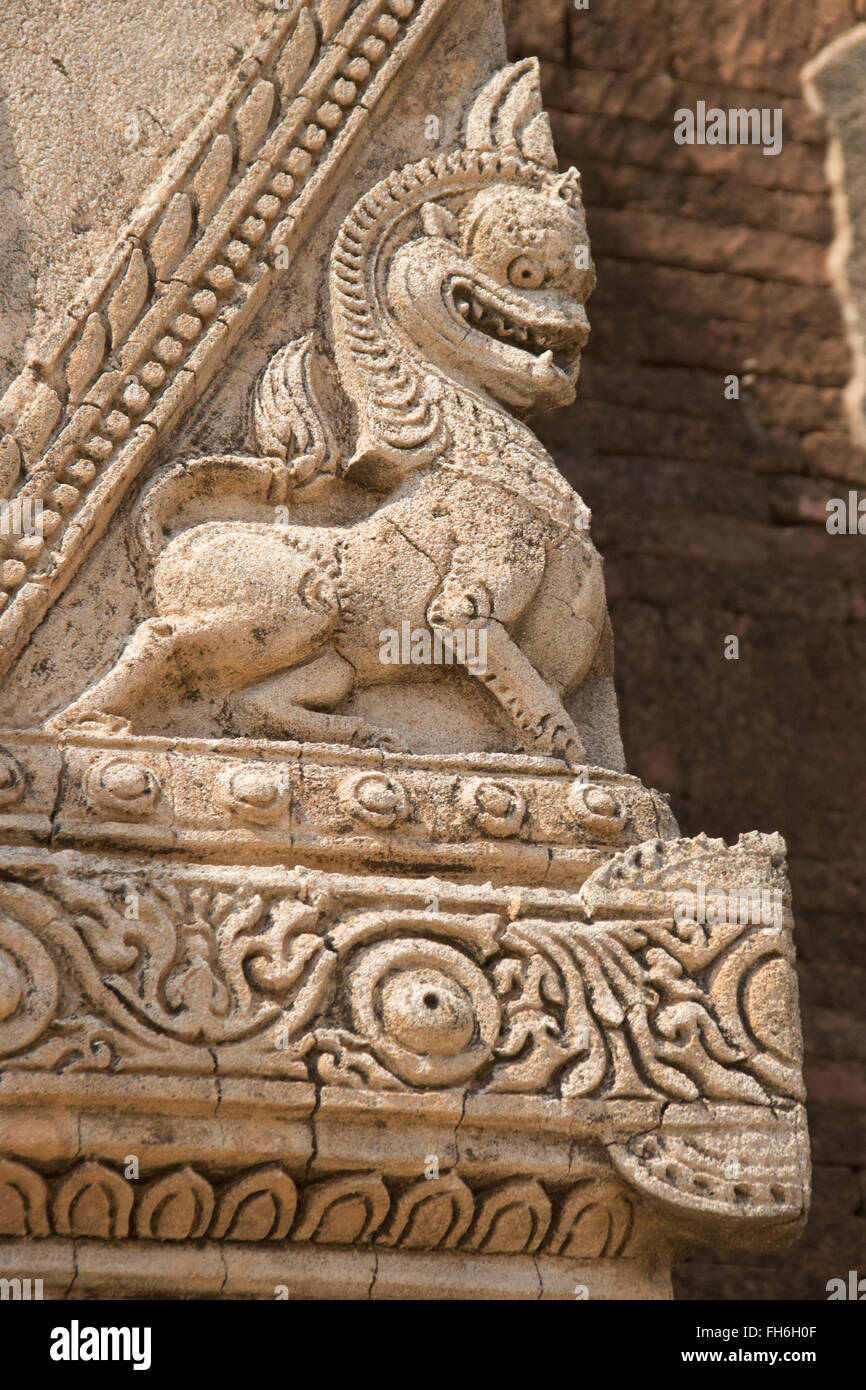 Detail aus Stein geschnitzte Dekoration auf der Außenseite eines Schreins zeigt Fabeltier Bagan, Myanmar Stockfoto
