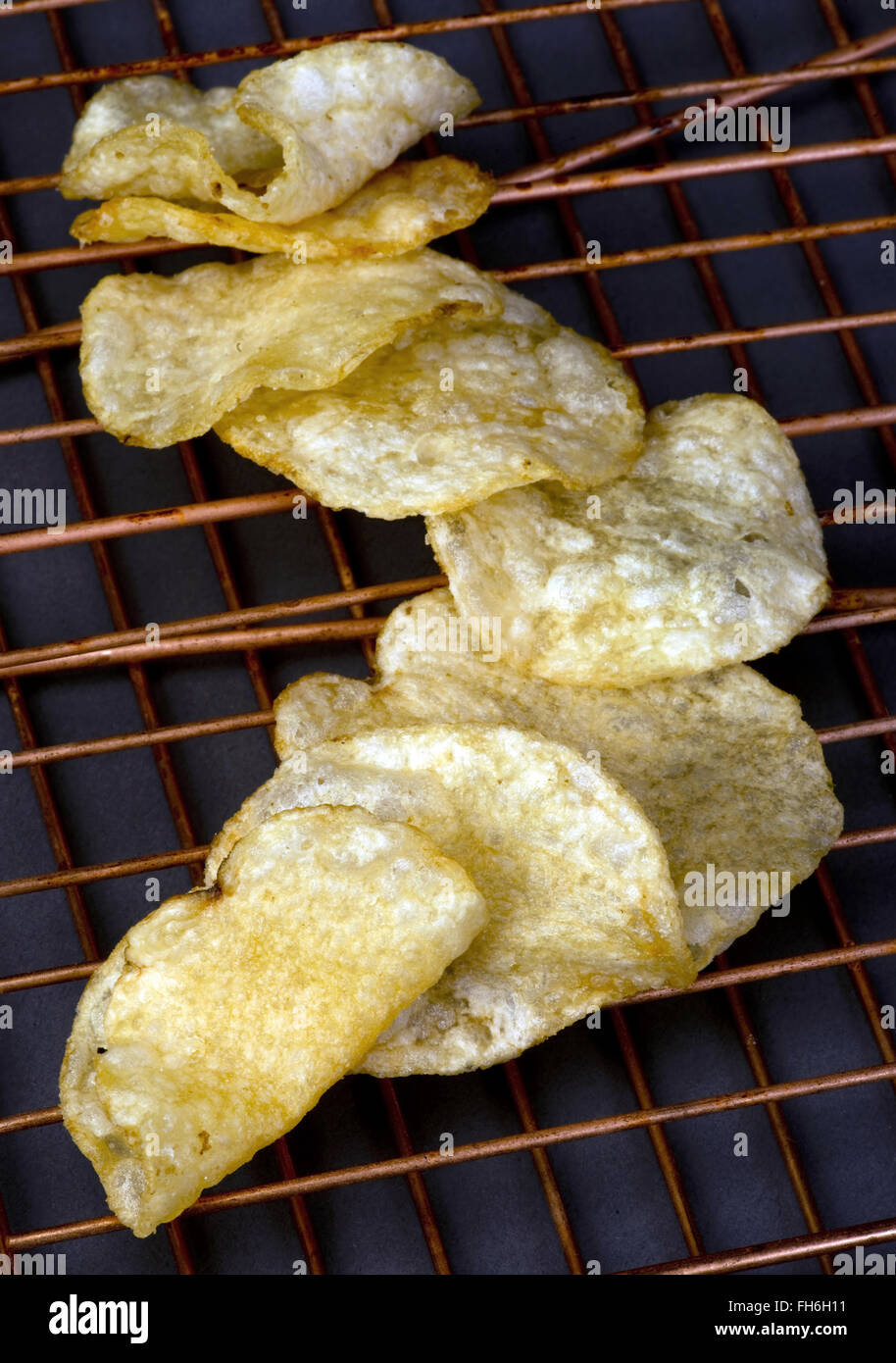 Frisch gebratene hausgemachte Kartoffelchips. Stockfoto