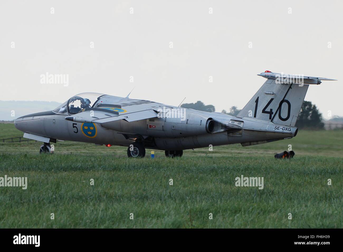 60140 (SE-DXG), eine Saab-Sk60E (Saab 105) von der schwedischen Luftwaffe historischer Flug, taxis für seine Anzeige bei Leuchars im Jahr 2013. Stockfoto