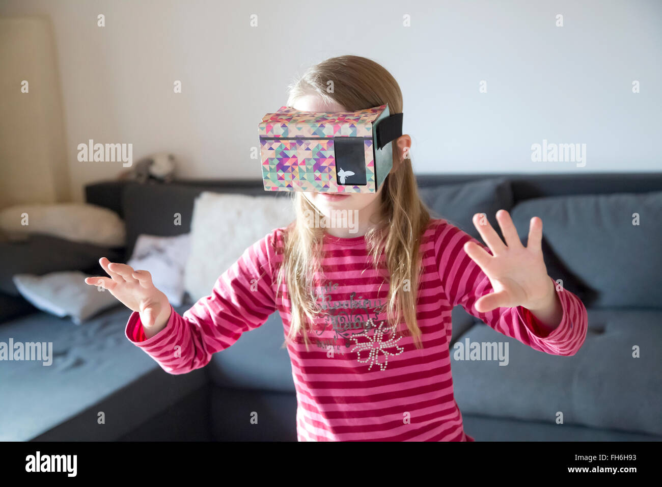 Tastenden Mädchen mit Virtual-Reality-Brille Stockfoto