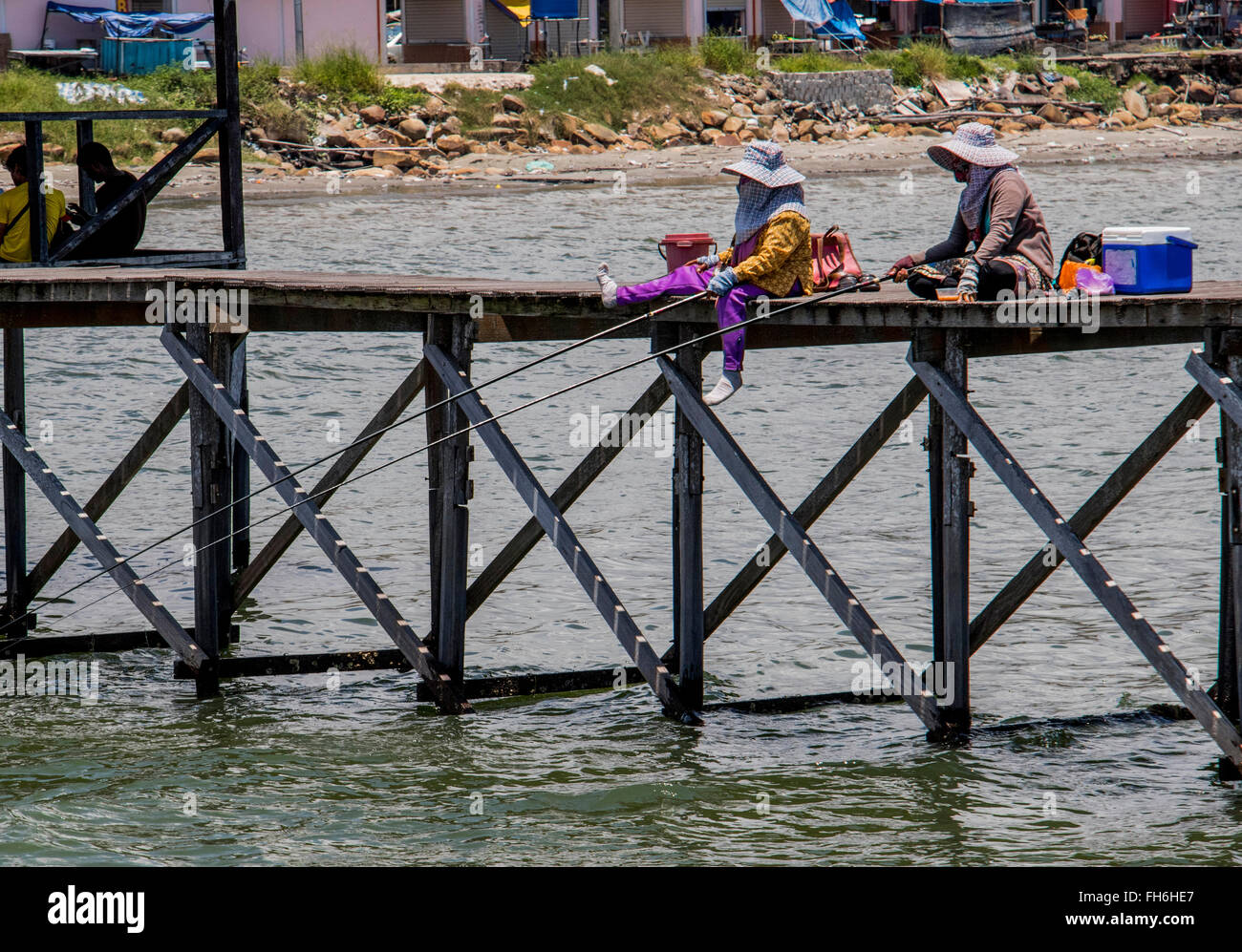Menschen genießen einen Tag mit Angeln auf dem Steg am Sipitang Sabah, Ost-Malaysia-Insel Borneo Stockfoto
