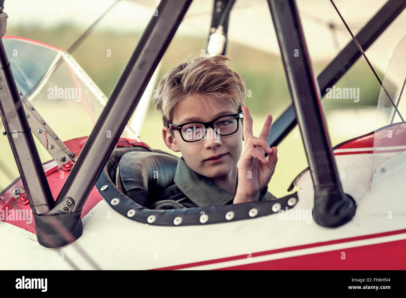 Deutschland, Dierdorf, junge sitzt im Doppeldecker Stockfoto