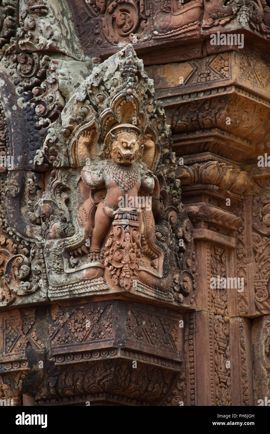 Kunstvolle Schnitzereien in den Sandstein der Banteay Srei Tempel Sjows Fabeltier in der Nähe von Angkor, Kambodscha Stockfoto