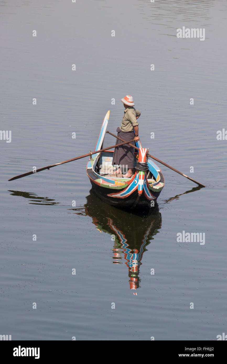 Bootsmann wartet auf Zeile Touristen auf Taungmyo See Amarapura, Myanmar Stockfoto