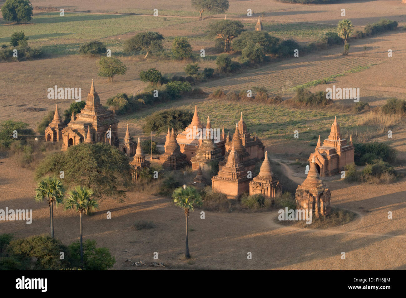 Tausende von kleineren Schreinen und Pagoden decken die archäologische Zone Bagan, Myanmar Stockfoto